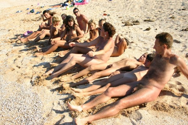 Amatuer nudist (family nudism, family naturism, young naturism, naked boys, naked girls)