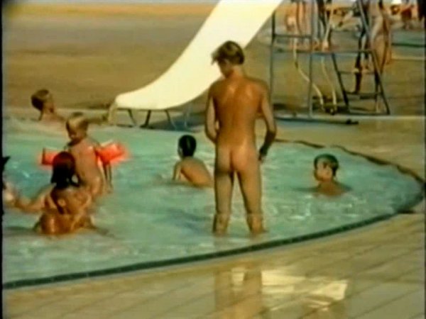 Divers on the Island Taucher auf den insel (family nudism, family naturism, young naturism, naked boys, naked girls)