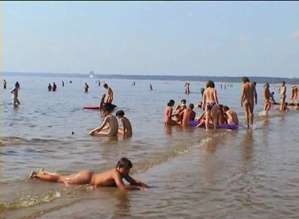 Dressed by the Sun 2003 (family nudism, family naturism, young naturism, naked boys, naked girls)