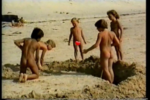 Oliver Und Seine Freunde (family nudism, family naturism, young naturism, naked boys, naked girls)