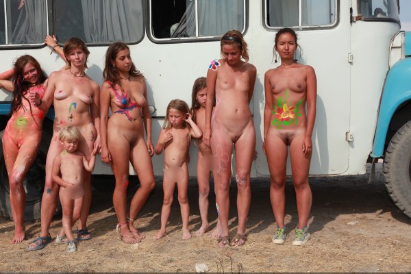 Autocar Nudist Family (original version)